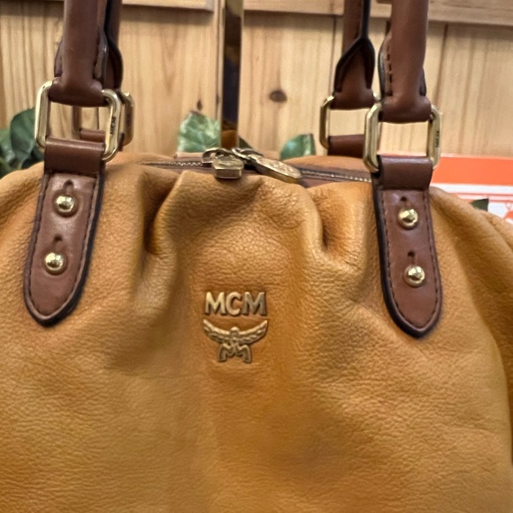 ⭐️MCM Soft Leather Handbag - Picture 5 of 15